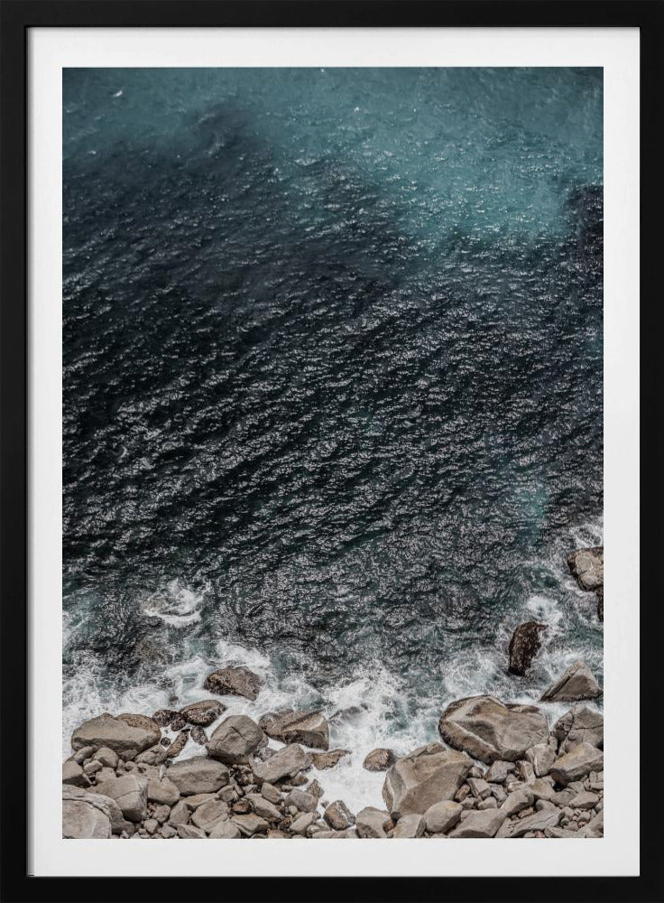 Golven aan de rotsachtige kustlijn | Poster
