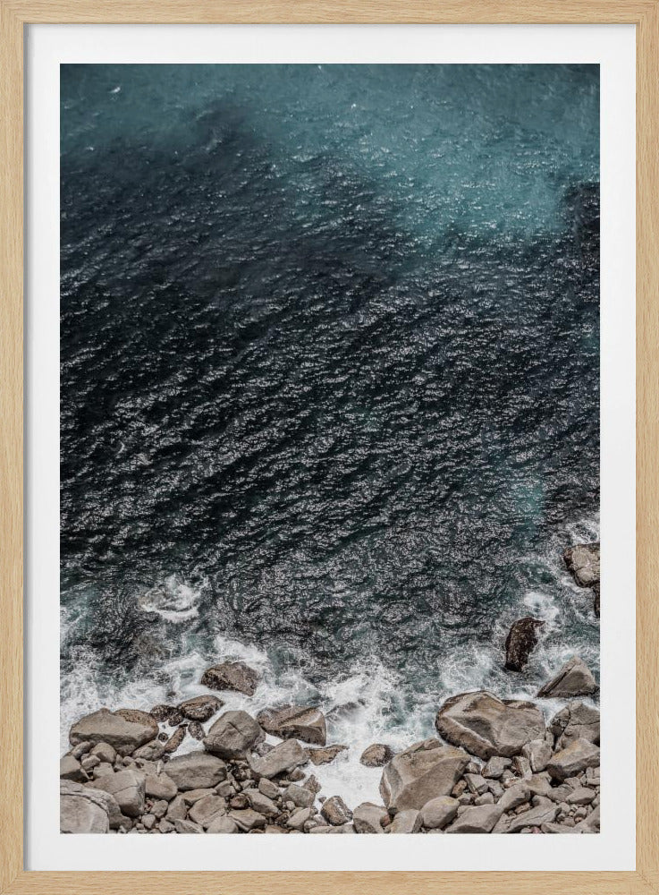 Golven aan de rotsachtige kustlijn | Poster