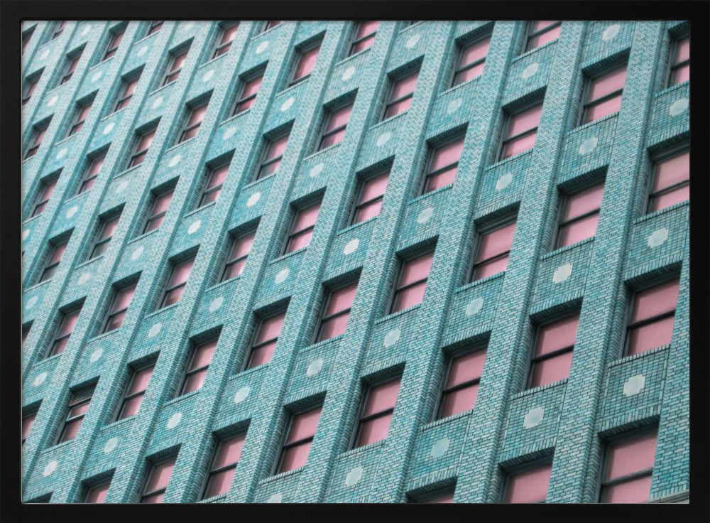 Bakstenen gebouw met roze ramen | Poster