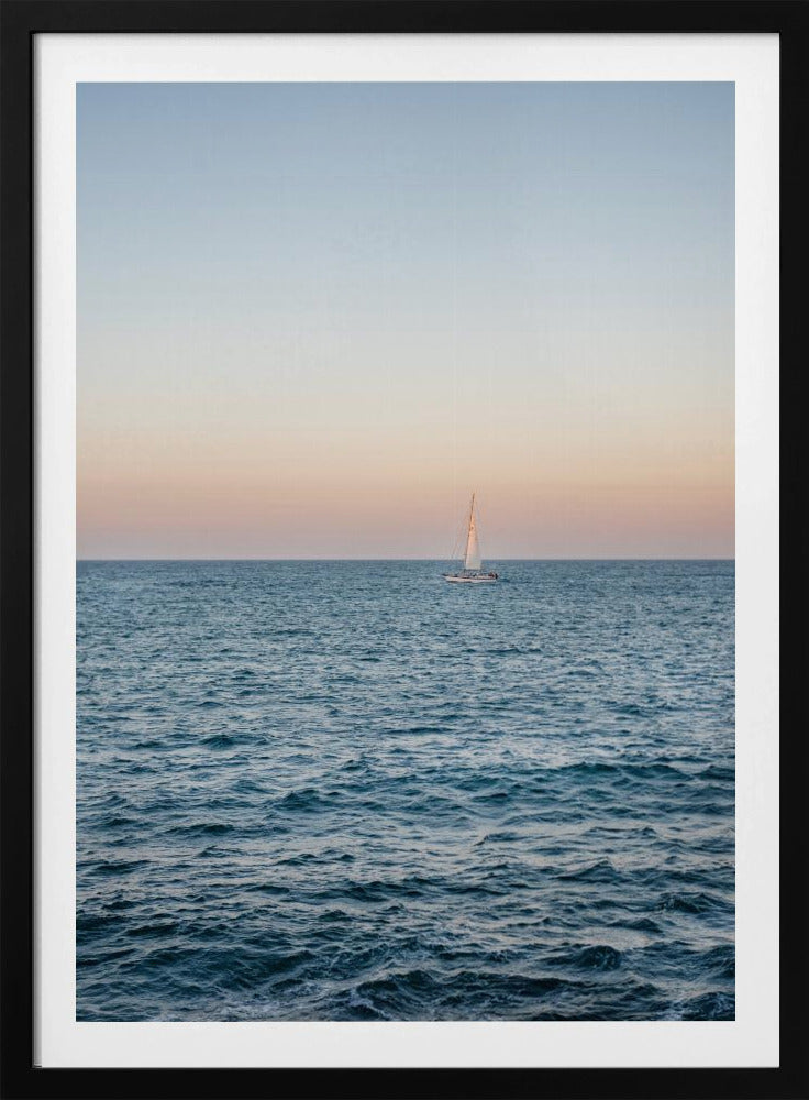 Zeilen langs de Amalfikust bij zonsondergang | Reisfotografie in Italië | Poster