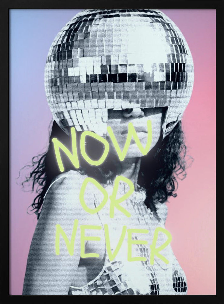 Vrouw met discobalhelm | Poster