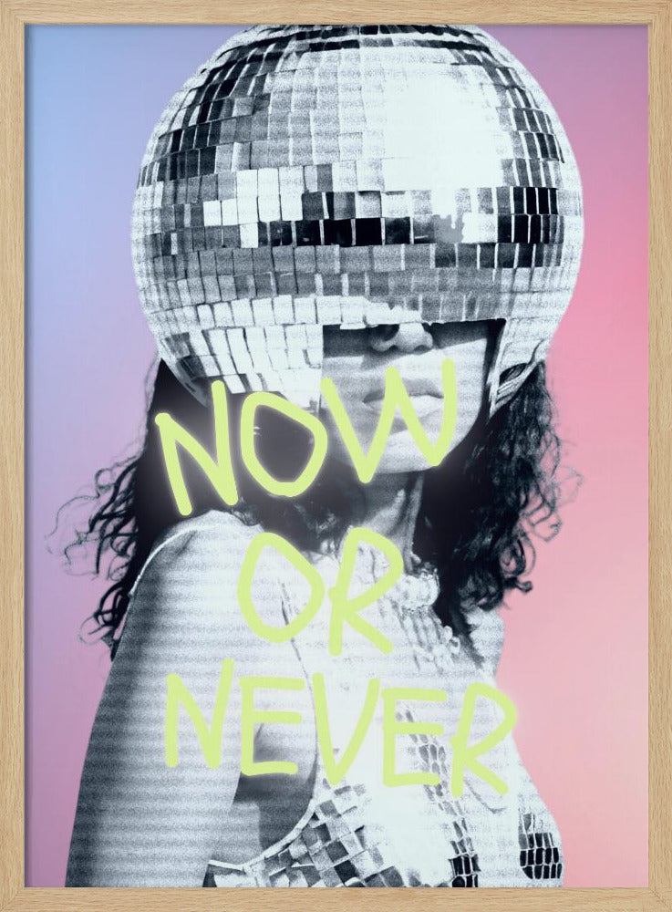 Vrouw met discobalhelm | Poster