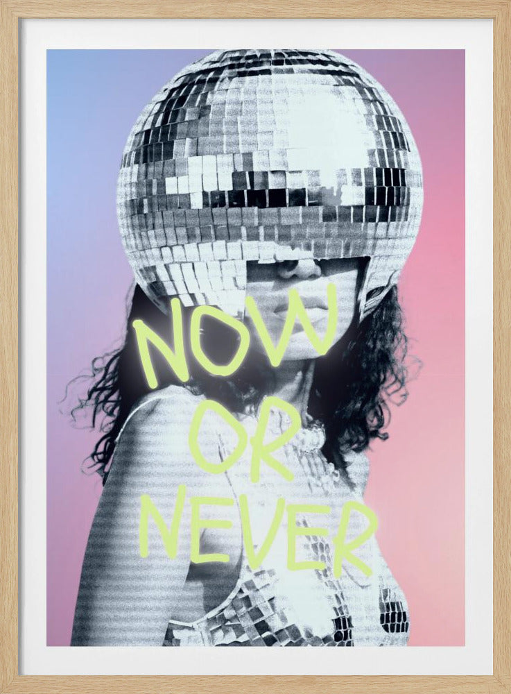 Vrouw met discobalhelm | Poster