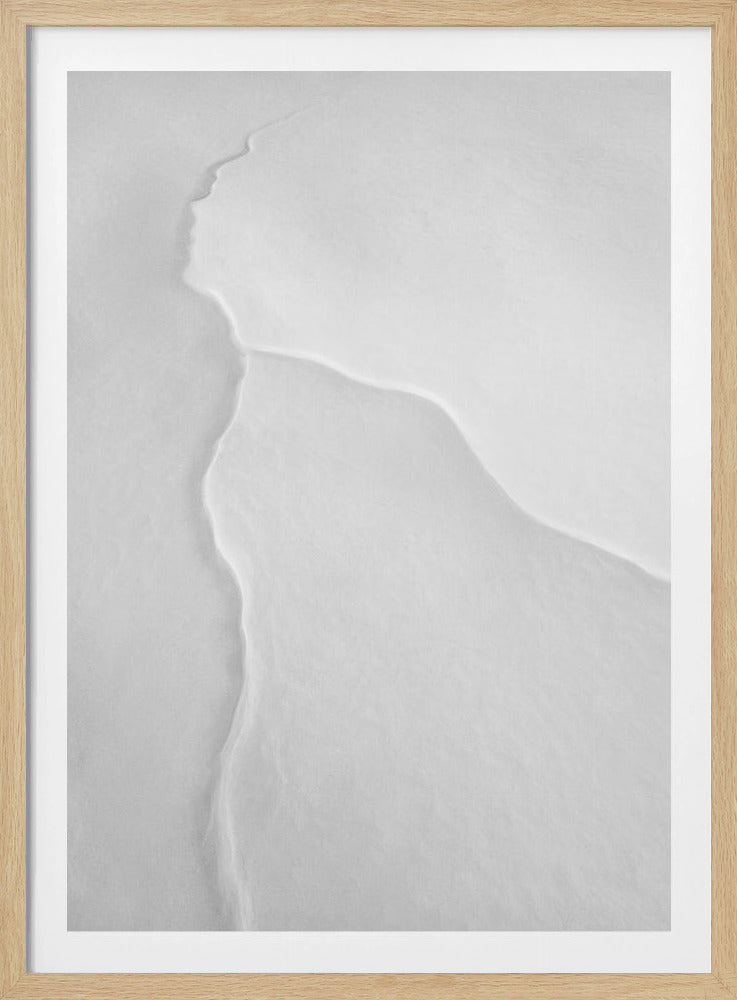 Mooie vrouw met witte sjaal in de wind | Poster