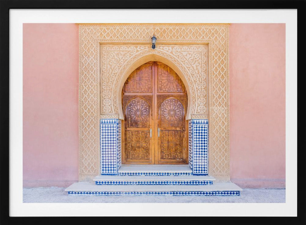 Bruine deur, blauwe tegels, roze muur in Marokko | Poster