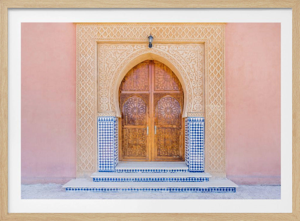 Bruine deur, blauwe tegels, roze muur in Marokko | Poster