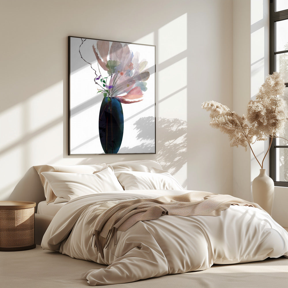 Blozende roze bloemen in blauwe glazen vaas | Poster