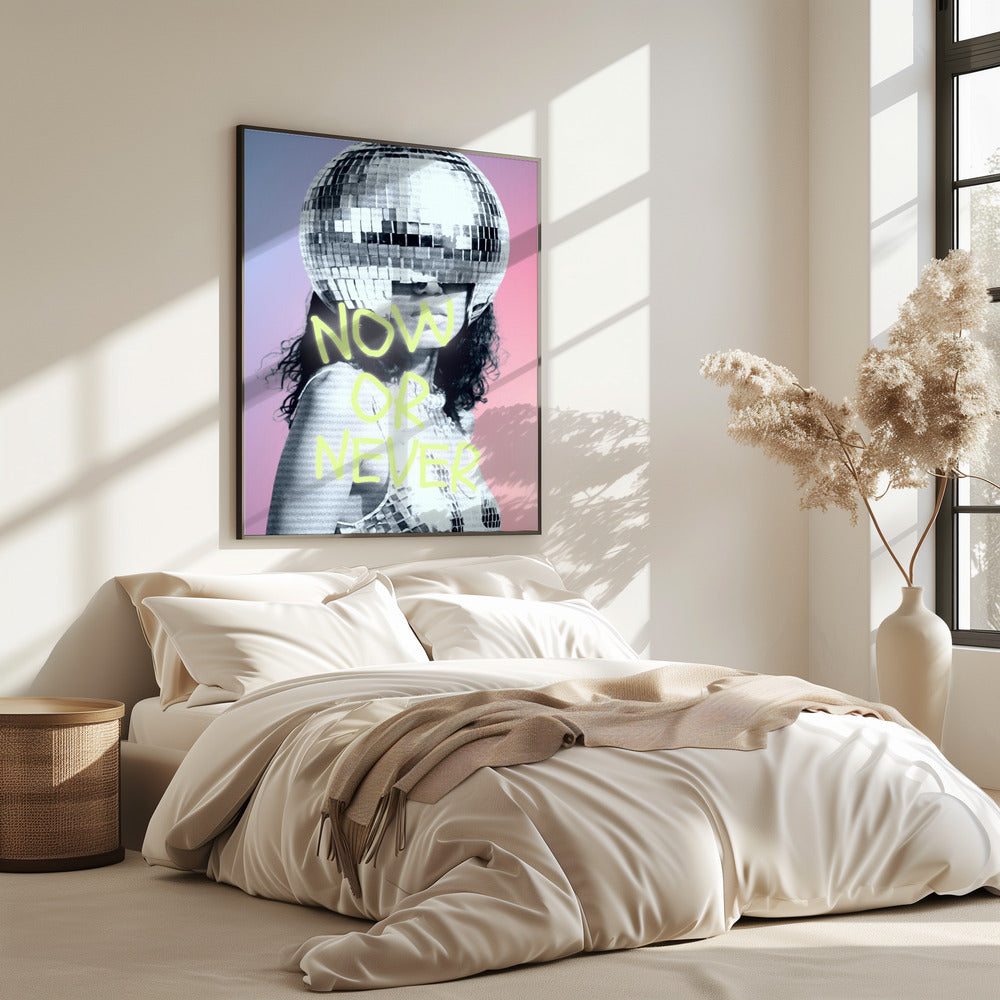 Vrouw met discobalhelm | Poster