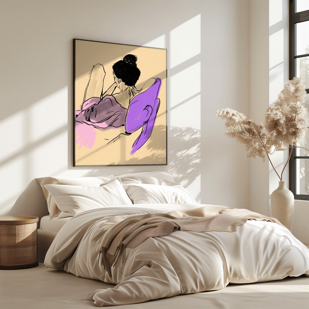 Liggende vrouw gehuld in vloeiende paarse en roze tinten | Poster