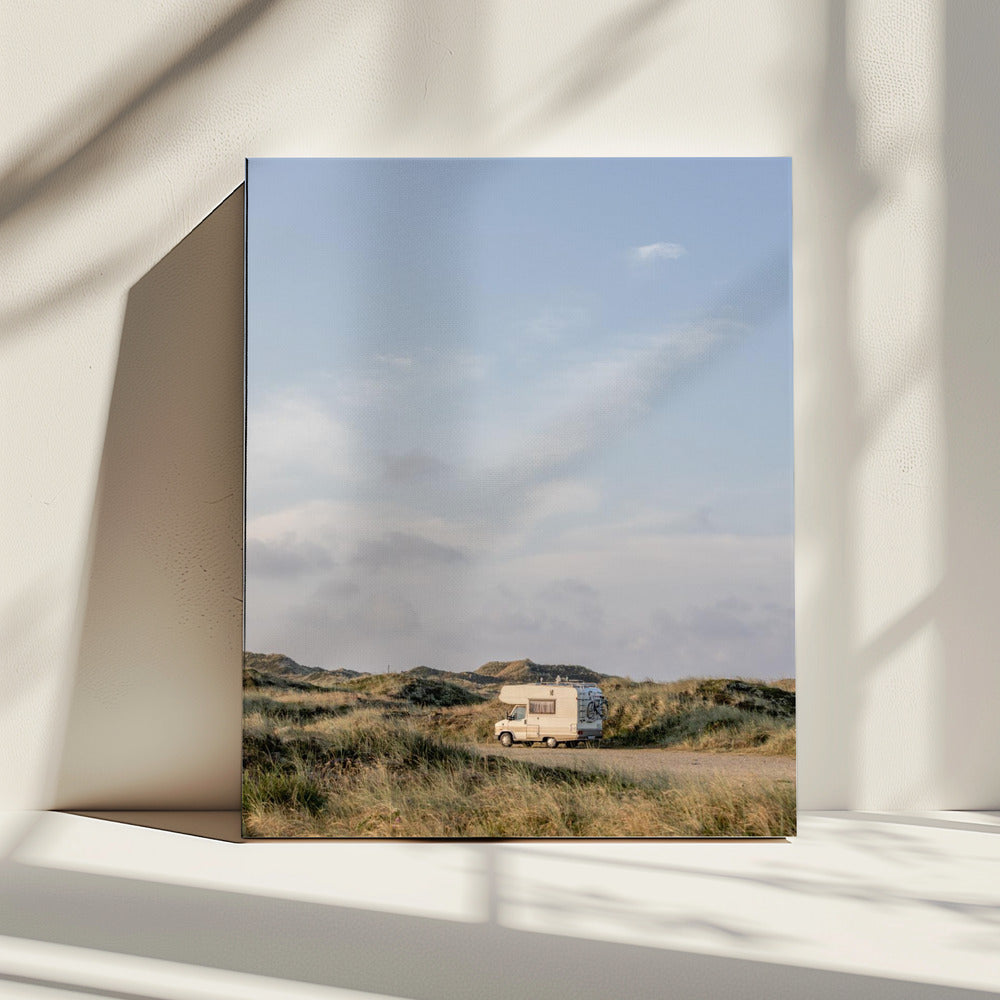 Caravan in de duinen | Canvas