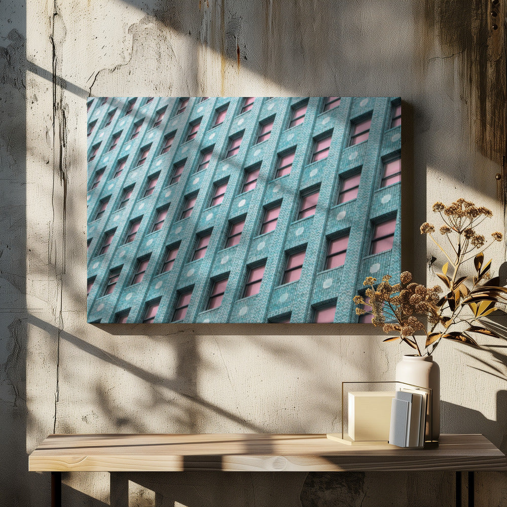 Bakstenen gebouw met roze ramen | Canvas