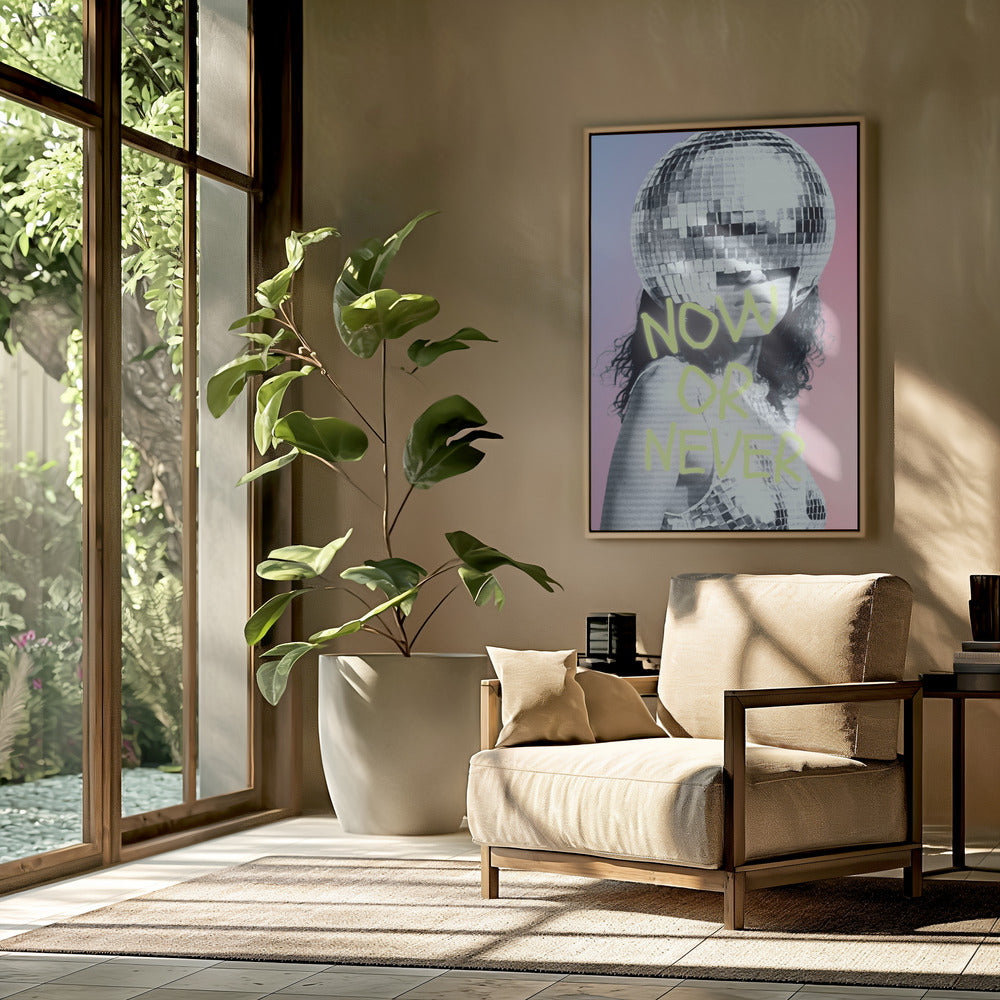 Vrouw met discobalhelm | Poster
