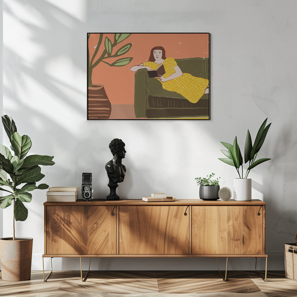 Lezende vrouw in gele jurk | Poster