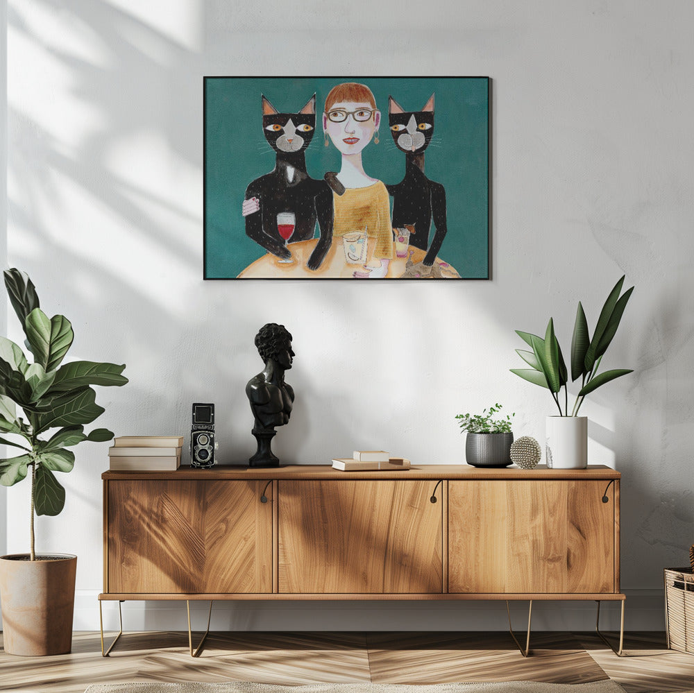 Dame met haar twee zwarte katten aan het drinken | Poster