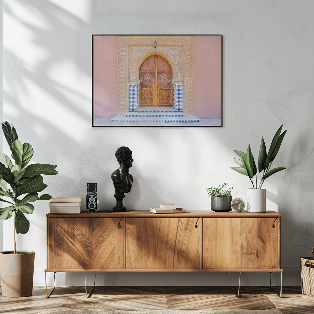 Bruine deur, blauwe tegels, roze muur in Marokko | Poster