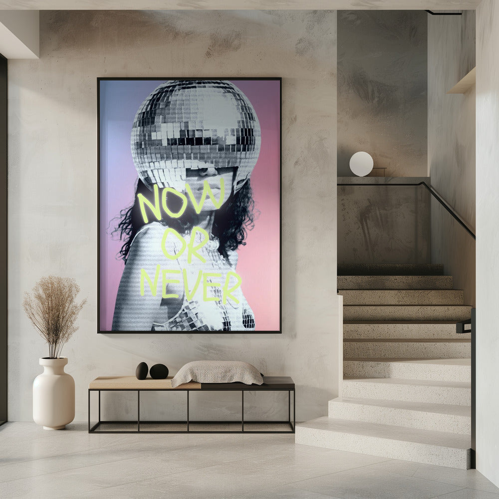 Vrouw met discobalhelm | Poster