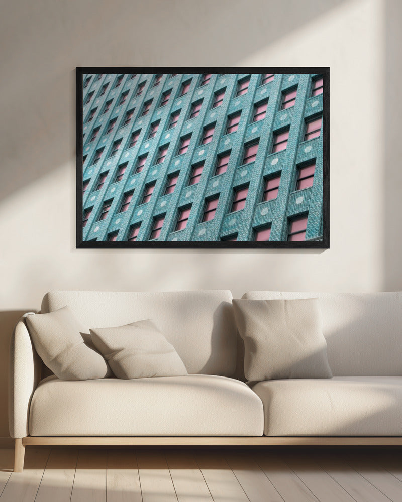 Bakstenen gebouw met roze ramen | Canvas