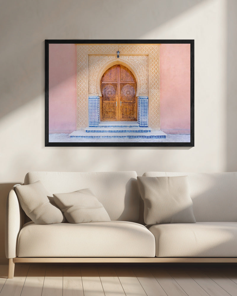 Bruine deur, blauwe tegels, roze muur in Marokko | Canvas