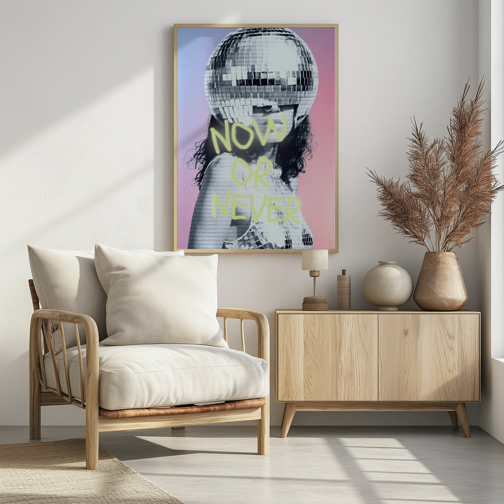Vrouw met discobalhelm | Poster