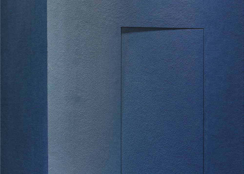 Blauw minimalisme of een geheime deur | Poster