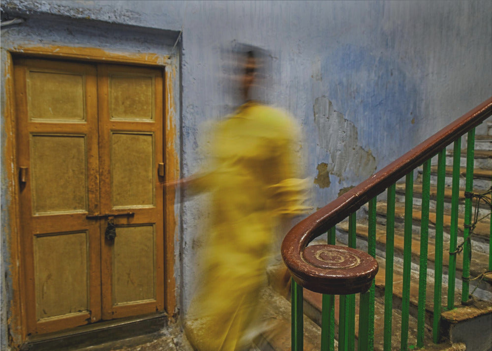 Man in trappenhuis | Canvas