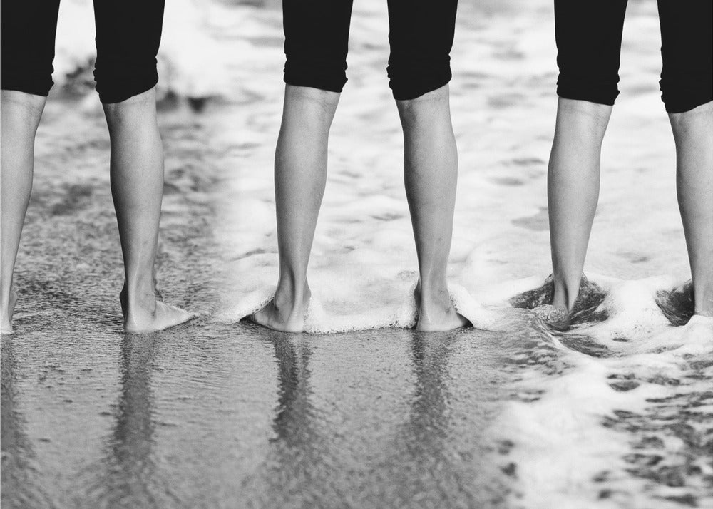 Natte voeten. | Behang