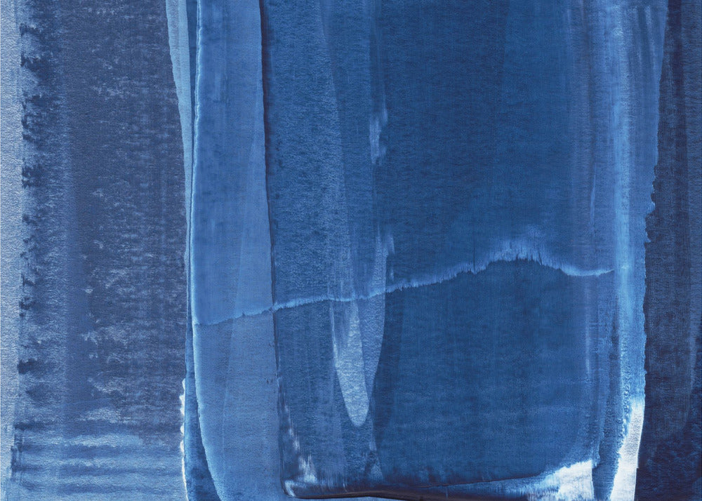 Blauwe textuur met vloeiende verticale lijnen | Behang