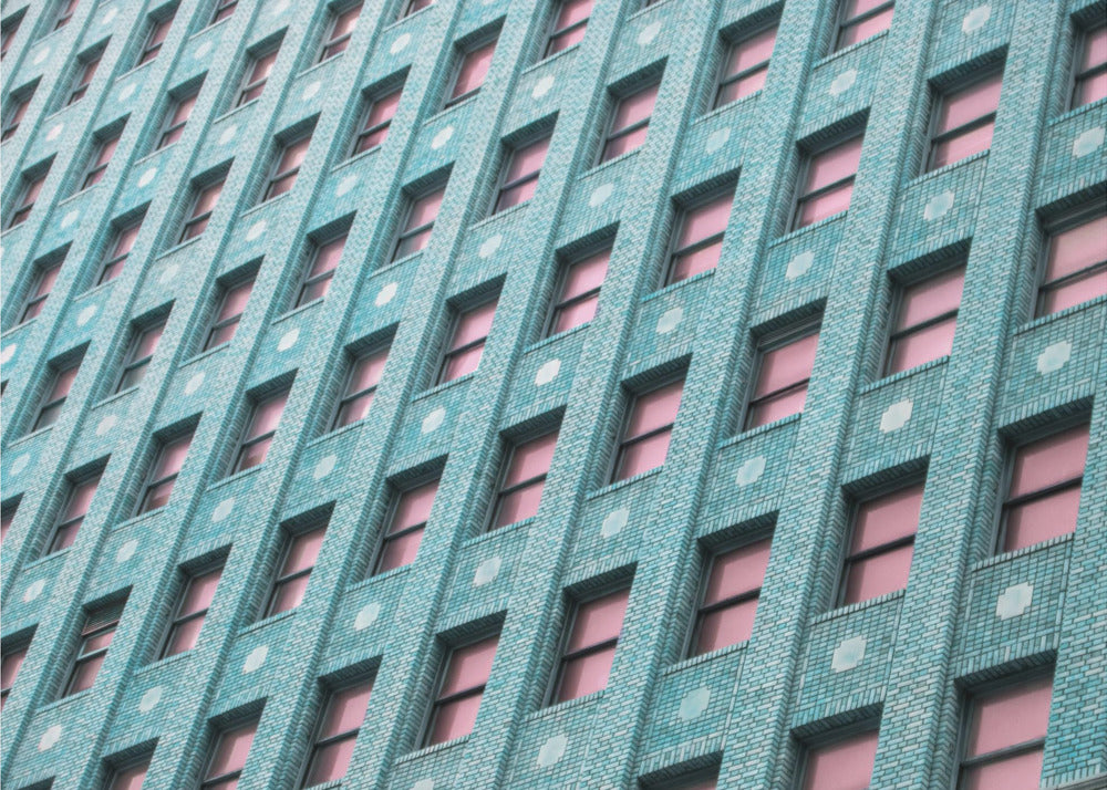 Bakstenen gebouw met roze ramen | Canvas