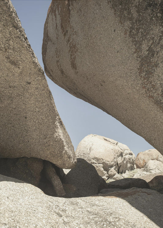 Rotsachtige Omhelzing | Canvas