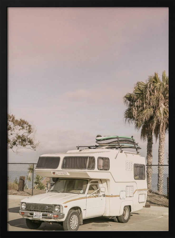 Vintage camper geparkeerd | Poster
