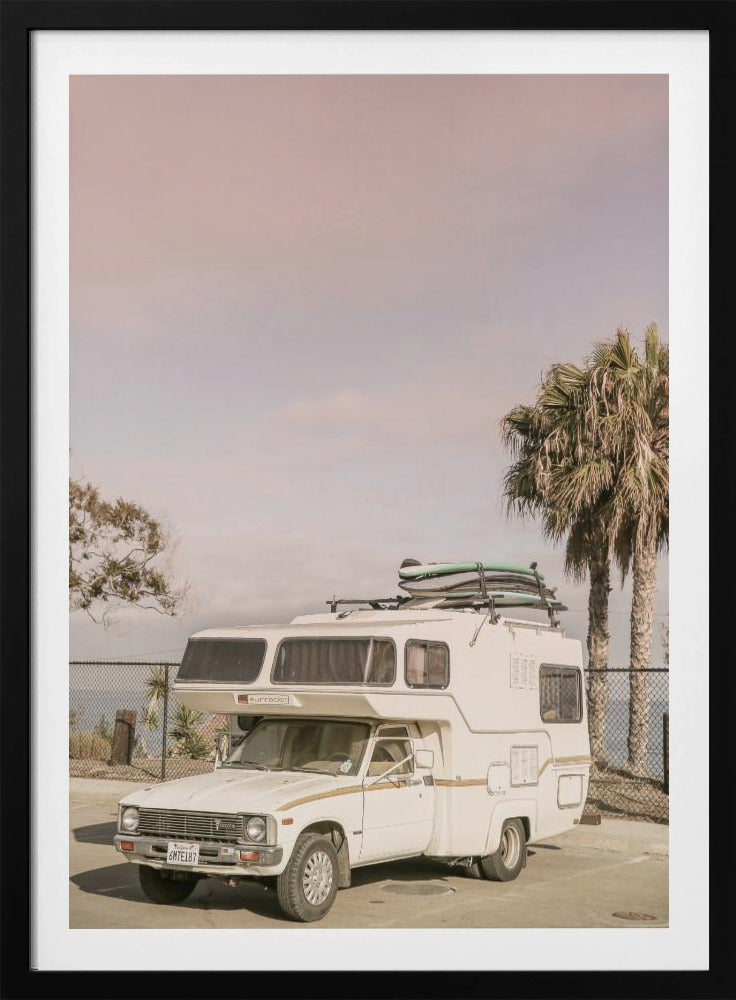 Vintage camper geparkeerd | Poster