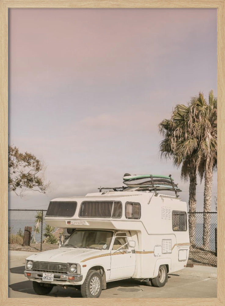 Vintage camper geparkeerd | Poster