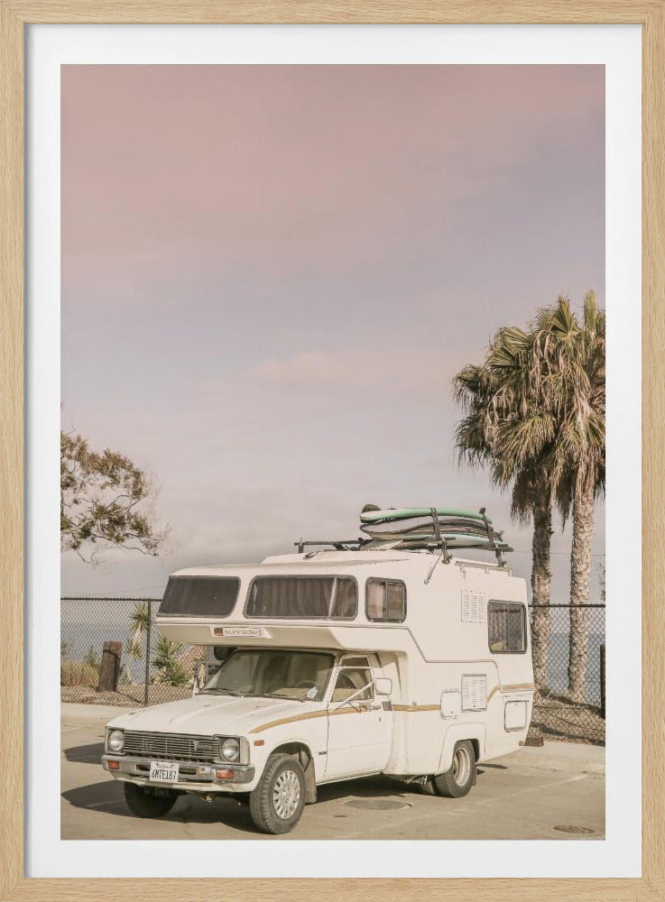 Vintage camper geparkeerd | Poster