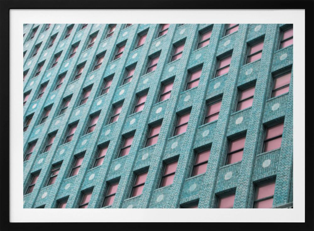 Bakstenen gebouw met roze ramen | Poster