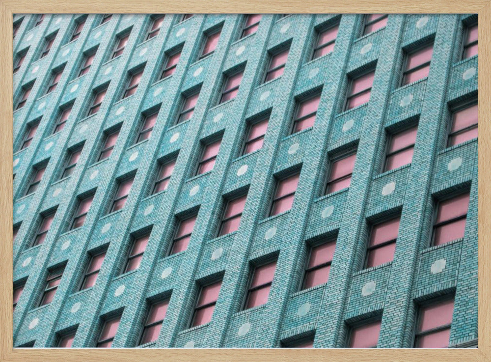 Bakstenen gebouw met roze ramen | Poster