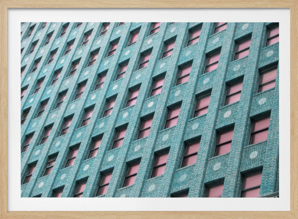 Bakstenen gebouw met roze ramen | Poster