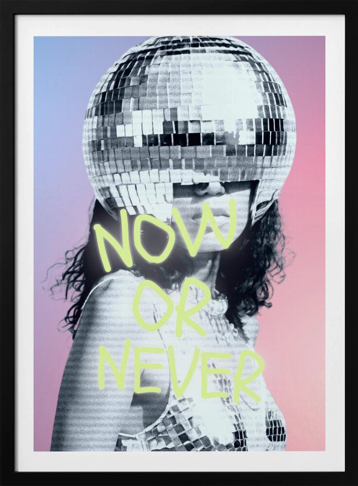 Vrouw met discobalhelm | Poster