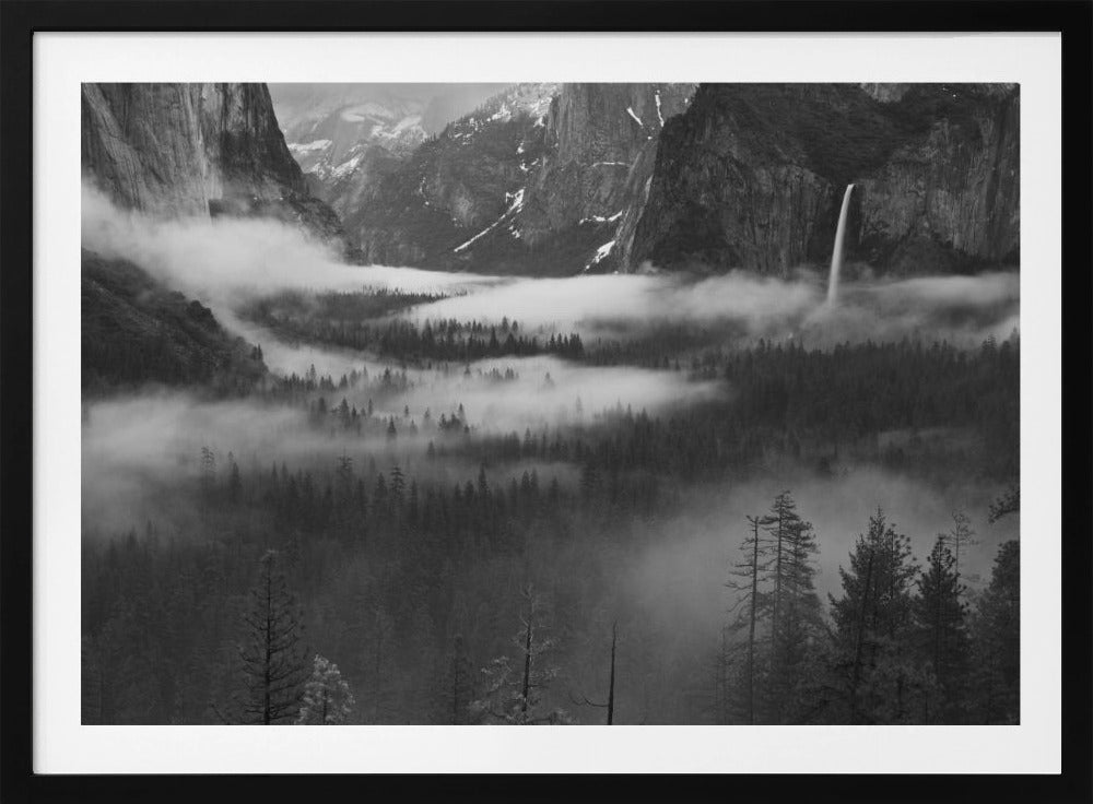 Mist drijft in Yosemite Valley | Poster