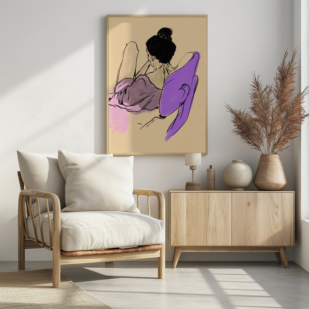Liggende vrouw gehuld in vloeiende paarse en roze tinten | Poster