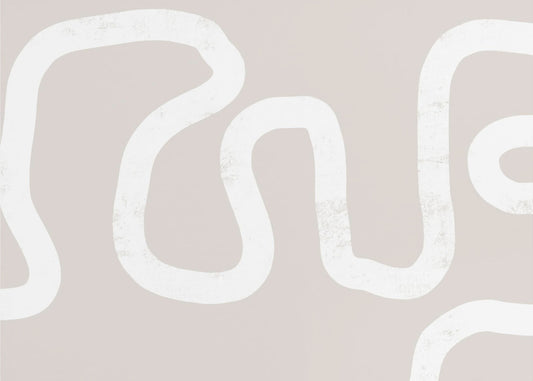 Vloeiende witte lijnen op een beige achtergrond | Behang