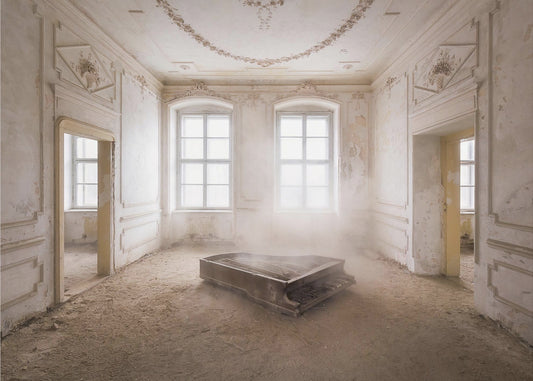 Verlaten piano in het stof | Behang