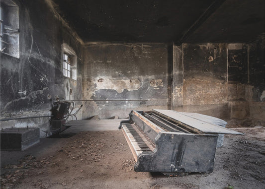 Piano in verbrande garage | Canvas