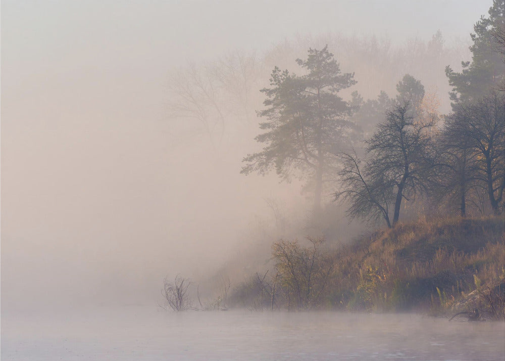Mistige herfstochtend aan de rivier | Achtergrond