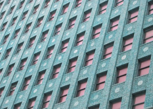 Bakstenen gebouw met roze ramen | Canvas