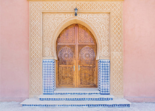 Bruine deur, blauwe tegels, roze muur in Marokko | Canvas