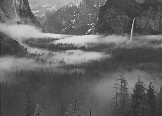 Mist drijft in Yosemite Valley | Poster