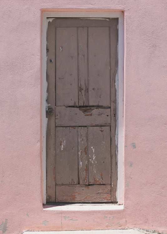 Verweerde roze deur | Poster