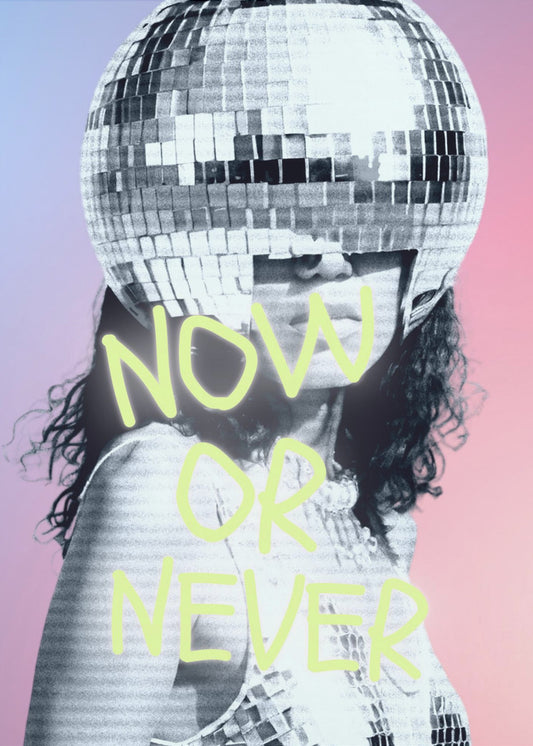 Vrouw met discobalhelm | Poster