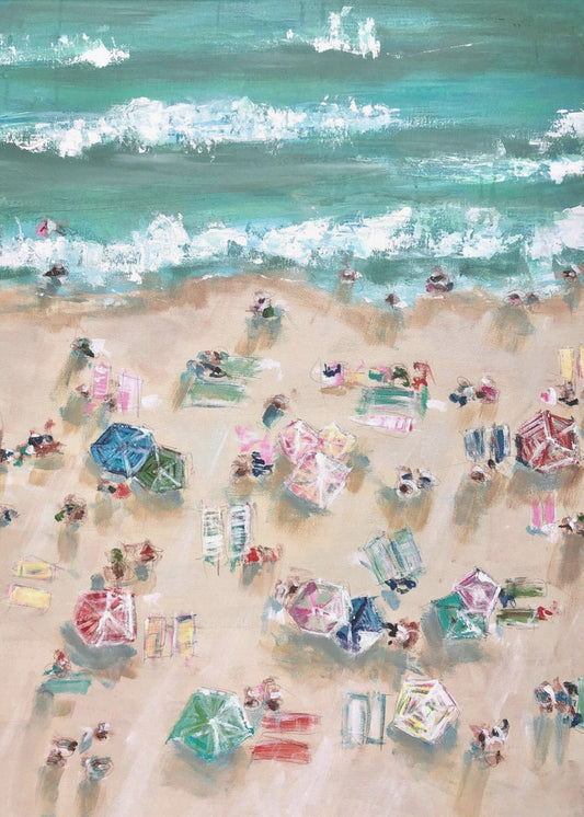 Kleurrijke parasols en zonaanbidders op een zandstrand | Poster